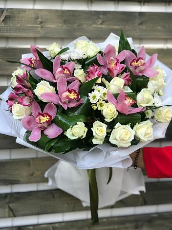 Букет цветов из: Розы и Хризантемы в Искателей