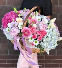 Цветочная композиция из Розы, Хризантемы, Пионы и Лизиантусы в корзине в Искателей